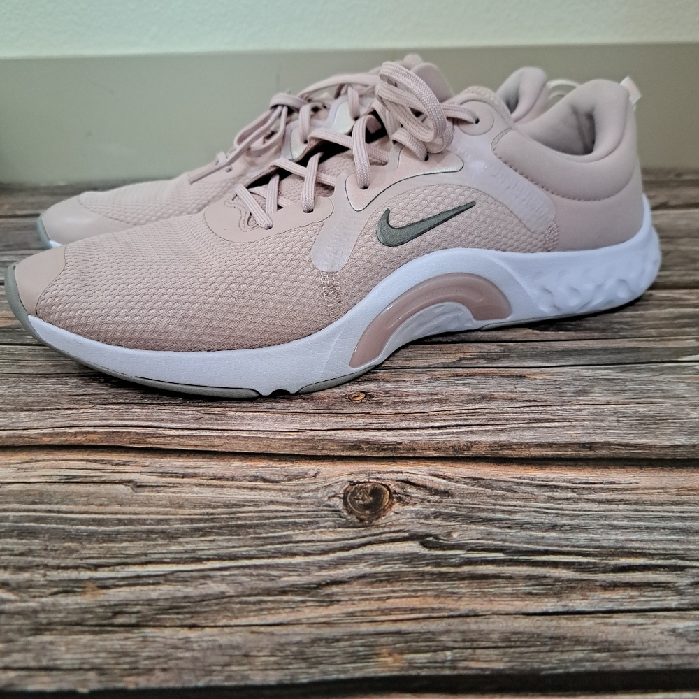 Nike Women's Blush Pink Athletic Shoes Size Womens 10.5